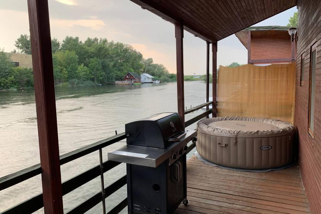 Houseboat - Beacon Of Happiness Hotel Bratislava Exterior photo