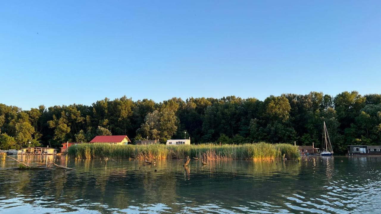 Houseboat - Beacon Of Happiness Hotel Bratislava Exterior photo